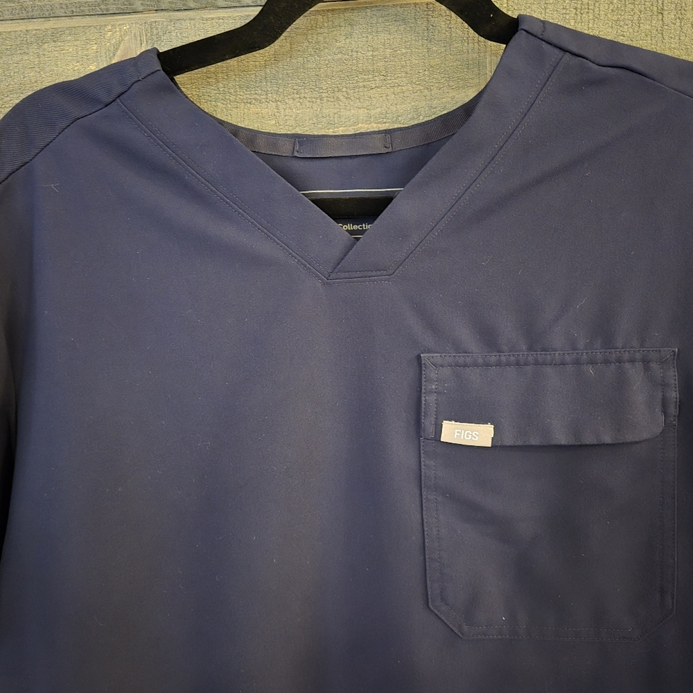 Figs The Catarina One-Pocket Scrub Top Navy Blue in Size Medium - Picture 2 of 7